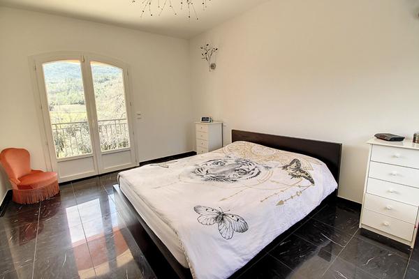 Propriété 325 m² ? Piscine ? Dépendance ? Garage ? Sous-sol ? Vue dégagée