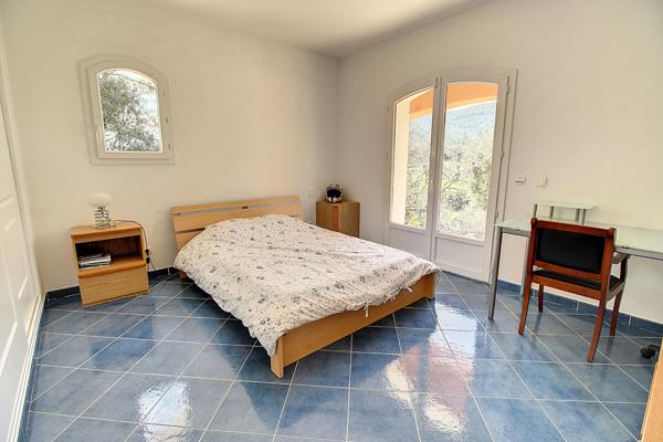 Propriété 325 m² ? Piscine ? Dépendance ? Garage ? Sous-sol ? Vue dégagée