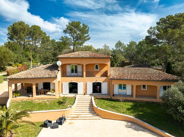 Propriété 325 m² ? Piscine ? Dépendance ? Garage ? Sous-sol ? Vue dégagée