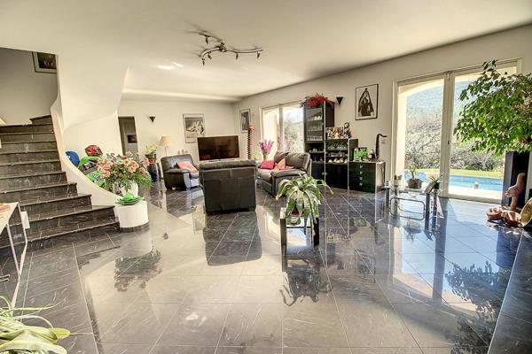Propriété 325 m² ? Piscine ? Dépendance ? Garage ? Sous-sol ? Vue dégagée