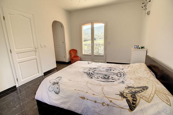 Propriété 325 m² ? Piscine ? Dépendance ? Garage ? Sous-sol ? Vue dégagée