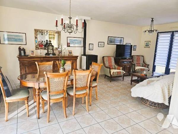 Cancale, à proximité du centre et du Port de la Houle, maison avec vie de plain-pied, comprenan...