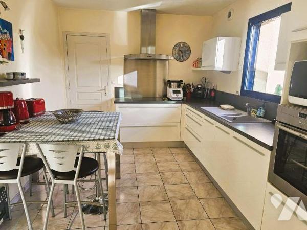 Cancale, à proximité du centre et du Port de la Houle, maison avec vie de plain-pied, comprenan...