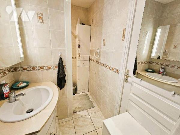 Cancale, à proximité du centre et du Port de la Houle, maison avec vie de plain-pied, comprenan...