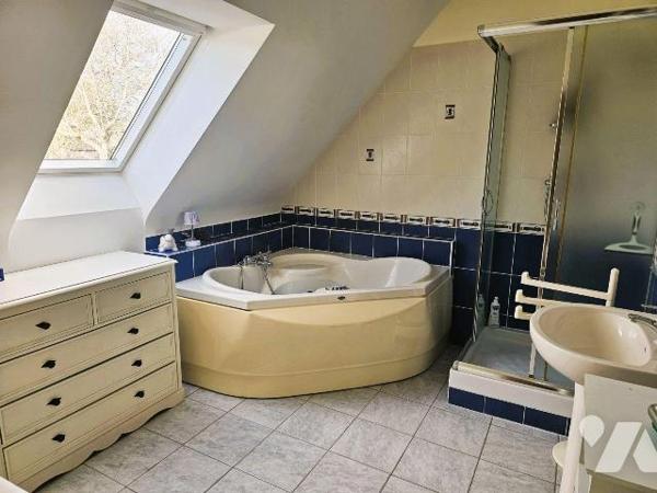 Cancale, à proximité du centre et du Port de la Houle, maison avec vie de plain-pied, comprenan...