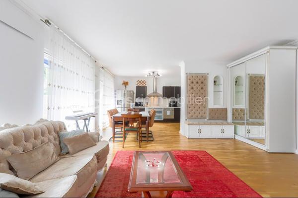CANNES PRADO - ISOLA BELLA -  APPARTEMENT 4 PIECES 98M² - TERRASSE 37M² - CALME - 10 MIN RUE D'ANTIBES À PIED
(English version below)
En pleine cœur du quartier Prado - Isola Bella, à 3 min de tous les commerces et à seulement 10 min de la rue d'Antibes, Laurent Morin vous propose en exclusivité cet appartement en rdc traversant de 98.15M² entièrement refait à neuf.

Climatisé, au calme et sans vis à vis, il est composé comme suit :
- Un grand séjour de 45m² avec 3 grandes baies vitrées qui ouvrent la terrasse
- Une cuisine entièrement équipée qui donne sur le séjour et la terrasse
- Une grande terrasse de 37m²
- 2 grandes chambres (11 et 18m²) dont une avec accès direct à la terrasse
-  Possibilité de faire une 3eme chambre également à la place de la cuisine
- Un dressing avec fenêtre de 8.5m² qui peut aussi servir de bureau ou de petite chambre.
- 2 salles de douche
- Nombreux rangement
- Une Cave
- Une place de parking idéalement situé à 10 mètres de l'appartement 

Vous apprécierez son emplacement stratégique à 3 min à pied de tous les commerces, 10 min de la rue d'Antibes et moins de 15 min de la Croisette - Palais des festivals.
Exposition : SUD
Charges annuelles : 3000€ (chauffage inclus)
Taxe foncière : 1352€
Contactez moi 7j/7 et 24h/24 pour plus d'information et organiser une visite.

Les 5 premières photos ont été retouchées afin de modifier la décoration et faciliter la projection. 
L'appartement est en excellent état et a été renové récemment.
----------------------------------------------
CANNES PRADO – ISOLA BELLA – 4-ROOM APARTMENT 98 SQM – 37 SQM TERRACE – QUIET SETTING – 10 MIN WALK TO RUE D’ANTIBES

Located in the heart of the sought-after Prado–Isola Bella district, just a 3-minute walk from all amenities and only 10 minutes from Rue d’Antibes, Laurent Morin is pleased to present this exclusive, fully renovated 98.15 sqm ground-floor dual-aspect apartment.

Air-conditioned, peaceful, and enjoying complete privacy with no overlooking neighbors, the property comprises:
- A spacious 45 sqm living room with three large floor-to-ceiling windows opening onto the terrace
- A fully fitted and equipped open-plan kitchen connected to the living area and terrace
- A large 37 sqm terrace
- Two spacious bedrooms (11 sqm and 18 sqm), one of which has direct access to the terrace
- Possibility to create a third bedroom in place of the current kitchen
- An 8.5 sqm walk-in dressing room with a window, which could also be used as a home office or small bedroom
- Two shower rooms
- Ample built-in storage
- A cellar/storage unit
- A private parking space ideally located just 10 meters from the apartment
You will appreciate its prime location, only a 3-minute walk from local shops and services, 10 minutes from Rue d’Antibes, and less than 15 minutes from La Croisette and the Palais des Festivals.
Exposure: South-facing
Annual service charges: €3,000 (including heating)
Property tax: €1,352
For further information or to arrange a viewing, please contact me 24/7.
