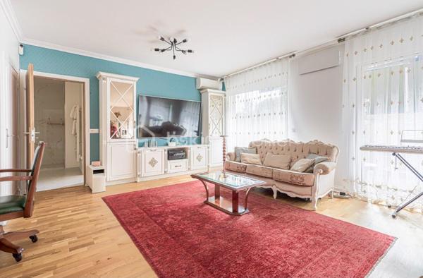 CANNES PRADO - ISOLA BELLA -  APPARTEMENT 4 PIECES 98M² - TERRASSE 37M² - CALME - 10 MIN RUE D'ANTIBES À PIED
(English version below)
En pleine cœur du quartier Prado - Isola Bella, à 3 min de tous les commerces et à seulement 10 min de la rue d'Antibes, Laurent Morin vous propose en exclusivité cet appartement en rdc traversant de 98.15M² entièrement refait à neuf.

Climatisé, au calme et sans vis à vis, il est composé comme suit :
- Un grand séjour de 45m² avec 3 grandes baies vitrées qui ouvrent la terrasse
- Une cuisine entièrement équipée qui donne sur le séjour et la terrasse
- Une grande terrasse de 37m²
- 2 grandes chambres (11 et 18m²) dont une avec accès direct à la terrasse
-  Possibilité de faire une 3eme chambre également à la place de la cuisine
- Un dressing avec fenêtre de 8.5m² qui peut aussi servir de bureau ou de petite chambre.
- 2 salles de douche
- Nombreux rangement
- Une Cave
- Une place de parking idéalement situé à 10 mètres de l'appartement 

Vous apprécierez son emplacement stratégique à 3 min à pied de tous les commerces, 10 min de la rue d'Antibes et moins de 15 min de la Croisette - Palais des festivals.
Exposition : SUD
Charges annuelles : 3000€ (chauffage inclus)
Taxe foncière : 1352€
Contactez moi 7j/7 et 24h/24 pour plus d'information et organiser une visite.

Les 5 premières photos ont été retouchées afin de modifier la décoration et faciliter la projection. 
L'appartement est en excellent état et a été renové récemment.
----------------------------------------------
CANNES PRADO – ISOLA BELLA – 4-ROOM APARTMENT 98 SQM – 37 SQM TERRACE – QUIET SETTING – 10 MIN WALK TO RUE D’ANTIBES

Located in the heart of the sought-after Prado–Isola Bella district, just a 3-minute walk from all amenities and only 10 minutes from Rue d’Antibes, Laurent Morin is pleased to present this exclusive, fully renovated 98.15 sqm ground-floor dual-aspect apartment.

Air-conditioned, peaceful, and enjoying complete privacy with no overlooking neighbors, the property comprises:
- A spacious 45 sqm living room with three large floor-to-ceiling windows opening onto the terrace
- A fully fitted and equipped open-plan kitchen connected to the living area and terrace
- A large 37 sqm terrace
- Two spacious bedrooms (11 sqm and 18 sqm), one of which has direct access to the terrace
- Possibility to create a third bedroom in place of the current kitchen
- An 8.5 sqm walk-in dressing room with a window, which could also be used as a home office or small bedroom
- Two shower rooms
- Ample built-in storage
- A cellar/storage unit
- A private parking space ideally located just 10 meters from the apartment
You will appreciate its prime location, only a 3-minute walk from local shops and services, 10 minutes from Rue d’Antibes, and less than 15 minutes from La Croisette and the Palais des Festivals.
Exposure: South-facing
Annual service charges: €3,000 (including heating)
Property tax: €1,352
For further information or to arrange a viewing, please contact me 24/7.
