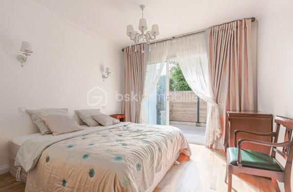 CANNES PRADO - ISOLA BELLA -  APPARTEMENT 4 PIECES 98M² - TERRASSE 37M² - CALME - 10 MIN RUE D'ANTIBES À PIED
(English version below)
En pleine cœur du quartier Prado - Isola Bella, à 3 min de tous les commerces et à seulement 10 min de la rue d'Antibes, Laurent Morin vous propose en exclusivité cet appartement en rdc traversant de 98.15M² entièrement refait à neuf.

Climatisé, au calme et sans vis à vis, il est composé comme suit :
- Un grand séjour de 45m² avec 3 grandes baies vitrées qui ouvrent la terrasse
- Une cuisine entièrement équipée qui donne sur le séjour et la terrasse
- Une grande terrasse de 37m²
- 2 grandes chambres (11 et 18m²) dont une avec accès direct à la terrasse
-  Possibilité de faire une 3eme chambre également à la place de la cuisine
- Un dressing avec fenêtre de 8.5m² qui peut aussi servir de bureau ou de petite chambre.
- 2 salles de douche
- Nombreux rangement
- Une Cave
- Une place de parking idéalement situé à 10 mètres de l'appartement 

Vous apprécierez son emplacement stratégique à 3 min à pied de tous les commerces, 10 min de la rue d'Antibes et moins de 15 min de la Croisette - Palais des festivals.
Exposition : SUD
Charges annuelles : 3000€ (chauffage inclus)
Taxe foncière : 1352€
Contactez moi 7j/7 et 24h/24 pour plus d'information et organiser une visite.

Les 5 premières photos ont été retouchées afin de modifier la décoration et faciliter la projection. 
L'appartement est en excellent état et a été renové récemment.
----------------------------------------------
CANNES PRADO – ISOLA BELLA – 4-ROOM APARTMENT 98 SQM – 37 SQM TERRACE – QUIET SETTING – 10 MIN WALK TO RUE D’ANTIBES

Located in the heart of the sought-after Prado–Isola Bella district, just a 3-minute walk from all amenities and only 10 minutes from Rue d’Antibes, Laurent Morin is pleased to present this exclusive, fully renovated 98.15 sqm ground-floor dual-aspect apartment.

Air-conditioned, peaceful, and enjoying complete privacy with no overlooking neighbors, the property comprises:
- A spacious 45 sqm living room with three large floor-to-ceiling windows opening onto the terrace
- A fully fitted and equipped open-plan kitchen connected to the living area and terrace
- A large 37 sqm terrace
- Two spacious bedrooms (11 sqm and 18 sqm), one of which has direct access to the terrace
- Possibility to create a third bedroom in place of the current kitchen
- An 8.5 sqm walk-in dressing room with a window, which could also be used as a home office or small bedroom
- Two shower rooms
- Ample built-in storage
- A cellar/storage unit
- A private parking space ideally located just 10 meters from the apartment
You will appreciate its prime location, only a 3-minute walk from local shops and services, 10 minutes from Rue d’Antibes, and less than 15 minutes from La Croisette and the Palais des Festivals.
Exposure: South-facing
Annual service charges: €3,000 (including heating)
Property tax: €1,352
For further information or to arrange a viewing, please contact me 24/7.