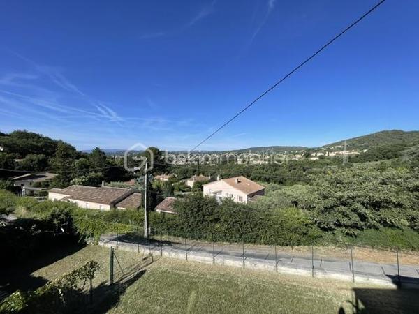 MANOSQUE-VILLA TYPE 3 AVEC IMMENSE GARAGE AMÉNAGEABLE, 1000m² DE TERRAIN ENVIRON
Idéalement située sur les hauteur de Manosque, cette villa est composée d'un appartement type 3 à l'étage avec véranda et superbe vue 
Au rez-de-chaussée, un immense garage aménageable et une pièce annexe
En plus un autre garage indépendant, un abris voiture et un poulailler
Le gros avantage est qu'il existe deux compteurs d’eau et d'électricité
L'appartement et munis d'une climatisation réversible et d'un poêles a granulé
Présence d'un puits fonctionnel sur la parcelle
Idéale pour deux famille, un attisant ou des investisseur
Bien rare à la vente, à visiter sans tarder