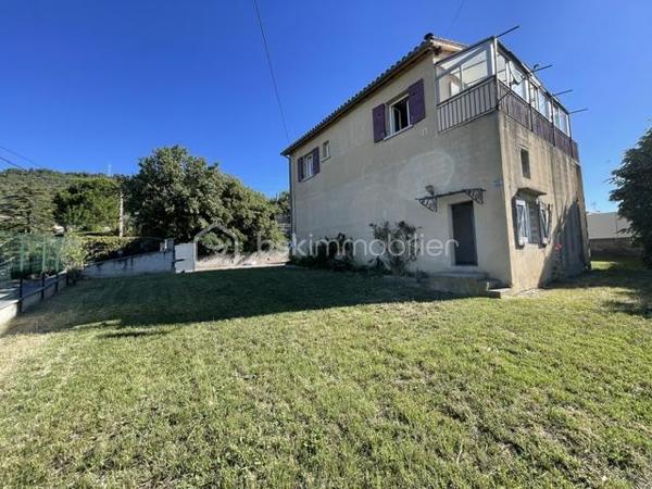 MANOSQUE-VILLA TYPE 3 AVEC IMMENSE GARAGE AMÉNAGEABLE, 1000m² DE TERRAIN ENVIRON
Idéalement située sur les hauteur de Manosque, cette villa est composée d'un appartement type 3 à l'étage avec véranda et superbe vue 
Au rez-de-chaussée, un immense garage aménageable et une pièce annexe
En plus un autre garage indépendant, un abris voiture et un poulailler
Le gros avantage est qu'il existe deux compteurs d’eau et d'électricité
L'appartement et munis d'une climatisation réversible et d'un poêles a granulé
Présence d'un puits fonctionnel sur la parcelle
Idéale pour deux famille, un attisant ou des investisseur
Bien rare à la vente, à visiter sans tarder