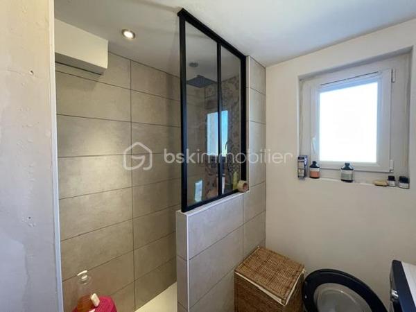 MANOSQUE-VILLA TYPE 3 AVEC IMMENSE GARAGE AMÉNAGEABLE, 1000m² DE TERRAIN ENVIRON
Idéalement située sur les hauteur de Manosque, cette villa est composée d'un appartement type 3 à l'étage avec véranda et superbe vue 
Au rez-de-chaussée, un immense garage aménageable et une pièce annexe
En plus un autre garage indépendant, un abris voiture et un poulailler
Le gros avantage est qu'il existe deux compteurs d’eau et d'électricité
L'appartement et munis d'une climatisation réversible et d'un poêles a granulé
Présence d'un puits fonctionnel sur la parcelle
Idéale pour deux famille, un attisant ou des investisseur
Bien rare à la vente, à visiter sans tarder