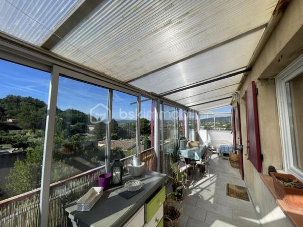 MANOSQUE-VILLA TYPE 3 AVEC IMMENSE GARAGE AMÉNAGEABLE, 1000m² DE TERRAIN ENVIRON
Idéalement située sur les hauteur de Manosque, cette villa est composée d'un appartement type 3 à l'étage avec véranda et superbe vue 
Au rez-de-chaussée, un immense garage aménageable et une pièce annexe
En plus un autre garage indépendant, un abris voiture et un poulailler
Le gros avantage est qu'il existe deux compteurs d’eau et d'électricité
L'appartement et munis d'une climatisation réversible et d'un poêles a granulé
Présence d'un puits fonctionnel sur la parcelle
Idéale pour deux famille, un attisant ou des investisseur
Bien rare à la vente, à visiter sans tarder