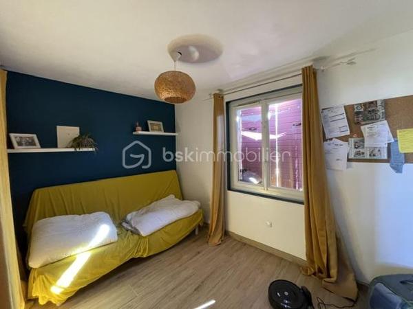 MANOSQUE-VILLA TYPE 3 AVEC IMMENSE GARAGE AMÉNAGEABLE, 1000m² DE TERRAIN ENVIRON
Idéalement située sur les hauteur de Manosque, cette villa est composée d'un appartement type 3 à l'étage avec véranda et superbe vue 
Au rez-de-chaussée, un immense garage aménageable et une pièce annexe
En plus un autre garage indépendant, un abris voiture et un poulailler
Le gros avantage est qu'il existe deux compteurs d’eau et d'électricité
L'appartement et munis d'une climatisation réversible et d'un poêles a granulé
Présence d'un puits fonctionnel sur la parcelle
Idéale pour deux famille, un attisant ou des investisseur
Bien rare à la vente, à visiter sans tarder