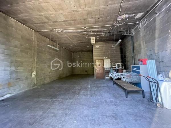 MANOSQUE-VILLA TYPE 3 AVEC IMMENSE GARAGE AMÉNAGEABLE, 1000m² DE TERRAIN ENVIRON
Idéalement située sur les hauteur de Manosque, cette villa est composée d'un appartement type 3 à l'étage avec véranda et superbe vue 
Au rez-de-chaussée, un immense garage aménageable et une pièce annexe
En plus un autre garage indépendant, un abris voiture et un poulailler
Le gros avantage est qu'il existe deux compteurs d’eau et d'électricité
L'appartement et munis d'une climatisation réversible et d'un poêles a granulé
Présence d'un puits fonctionnel sur la parcelle
Idéale pour deux famille, un attisant ou des investisseur
Bien rare à la vente, à visiter sans tarder