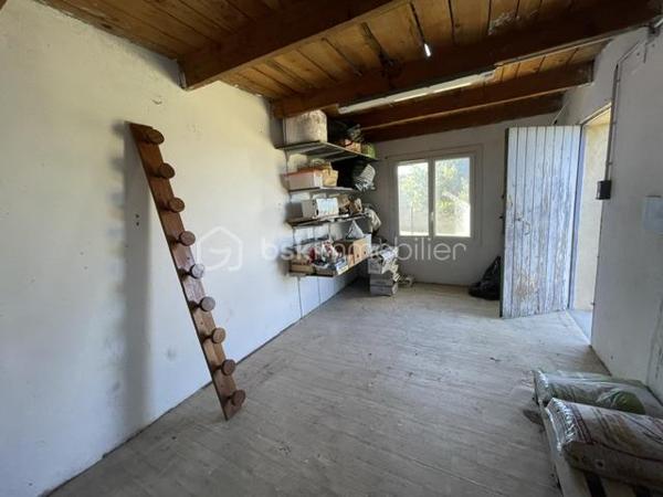 MANOSQUE-VILLA TYPE 3 AVEC IMMENSE GARAGE AMÉNAGEABLE, 1000m² DE TERRAIN ENVIRON
Idéalement située sur les hauteur de Manosque, cette villa est composée d'un appartement type 3 à l'étage avec véranda et superbe vue 
Au rez-de-chaussée, un immense garage aménageable et une pièce annexe
En plus un autre garage indépendant, un abris voiture et un poulailler
Le gros avantage est qu'il existe deux compteurs d’eau et d'électricité
L'appartement et munis d'une climatisation réversible et d'un poêles a granulé
Présence d'un puits fonctionnel sur la parcelle
Idéale pour deux famille, un attisant ou des investisseur
Bien rare à la vente, à visiter sans tarder