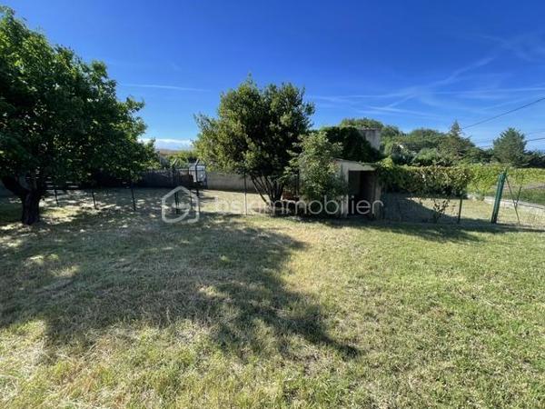 MANOSQUE-VILLA TYPE 3 AVEC IMMENSE GARAGE AMÉNAGEABLE, 1000m² DE TERRAIN ENVIRON
Idéalement située sur les hauteur de Manosque, cette villa est composée d'un appartement type 3 à l'étage avec véranda et superbe vue 
Au rez-de-chaussée, un immense garage aménageable et une pièce annexe
En plus un autre garage indépendant, un abris voiture et un poulailler
Le gros avantage est qu'il existe deux compteurs d’eau et d'électricité
L'appartement et munis d'une climatisation réversible et d'un poêles a granulé
Présence d'un puits fonctionnel sur la parcelle
Idéale pour deux famille, un attisant ou des investisseur
Bien rare à la vente, à visiter sans tarder
