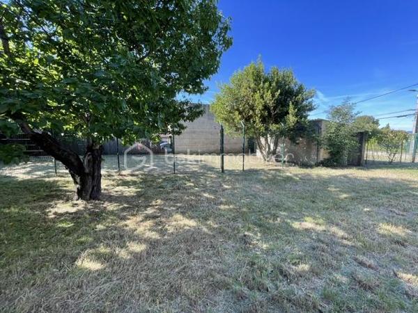 MANOSQUE-VILLA TYPE 3 AVEC IMMENSE GARAGE AMÉNAGEABLE, 1000m² DE TERRAIN ENVIRON
Idéalement située sur les hauteur de Manosque, cette villa est composée d'un appartement type 3 à l'étage avec véranda et superbe vue 
Au rez-de-chaussée, un immense garage aménageable et une pièce annexe
En plus un autre garage indépendant, un abris voiture et un poulailler
Le gros avantage est qu'il existe deux compteurs d’eau et d'électricité
L'appartement et munis d'une climatisation réversible et d'un poêles a granulé
Présence d'un puits fonctionnel sur la parcelle
Idéale pour deux famille, un attisant ou des investisseur
Bien rare à la vente, à visiter sans tarder