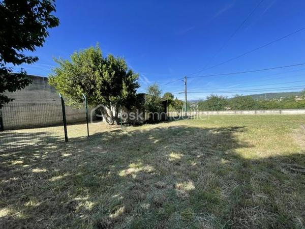 MANOSQUE-VILLA TYPE 3 AVEC IMMENSE GARAGE AMÉNAGEABLE, 1000m² DE TERRAIN ENVIRON
Idéalement située sur les hauteur de Manosque, cette villa est composée d'un appartement type 3 à l'étage avec véranda et superbe vue 
Au rez-de-chaussée, un immense garage aménageable et une pièce annexe
En plus un autre garage indépendant, un abris voiture et un poulailler
Le gros avantage est qu'il existe deux compteurs d’eau et d'électricité
L'appartement et munis d'une climatisation réversible et d'un poêles a granulé
Présence d'un puits fonctionnel sur la parcelle
Idéale pour deux famille, un attisant ou des investisseur
Bien rare à la vente, à visiter sans tarder