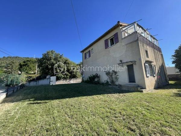 MANOSQUE-VILLA TYPE 3 AVEC IMMENSE GARAGE AMÉNAGEABLE, 1000m² DE TERRAIN ENVIRON
Idéalement située sur les hauteur de Manosque, cette villa est composée d'un appartement type 3 à l'étage avec véranda et superbe vue 
Au rez-de-chaussée, un immense garage aménageable et une pièce annexe
En plus un autre garage indépendant, un abris voiture et un poulailler
Le gros avantage est qu'il existe deux compteurs d’eau et d'électricité
L'appartement et munis d'une climatisation réversible et d'un poêles a granulé
Présence d'un puits fonctionnel sur la parcelle
Idéale pour deux famille, un attisant ou des investisseur
Bien rare à la vente, à visiter sans tarder