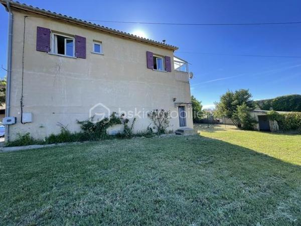 MANOSQUE-VILLA TYPE 3 AVEC IMMENSE GARAGE AMÉNAGEABLE, 1000m² DE TERRAIN ENVIRON
Idéalement située sur les hauteur de Manosque, cette villa est composée d'un appartement type 3 à l'étage avec véranda et superbe vue 
Au rez-de-chaussée, un immense garage aménageable et une pièce annexe
En plus un autre garage indépendant, un abris voiture et un poulailler
Le gros avantage est qu'il existe deux compteurs d’eau et d'électricité
L'appartement et munis d'une climatisation réversible et d'un poêles a granulé
Présence d'un puits fonctionnel sur la parcelle
Idéale pour deux famille, un attisant ou des investisseur
Bien rare à la vente, à visiter sans tarder