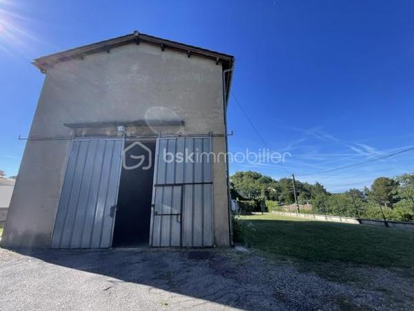 MANOSQUE-VILLA TYPE 3 AVEC IMMENSE GARAGE AMÉNAGEABLE, 1000m² DE TERRAIN ENVIRON
Idéalement située sur les hauteur de Manosque, cette villa est composée d'un appartement type 3 à l'étage avec véranda et superbe vue 
Au rez-de-chaussée, un immense garage aménageable et une pièce annexe
En plus un autre garage indépendant, un abris voiture et un poulailler
Le gros avantage est qu'il existe deux compteurs d’eau et d'électricité
L'appartement et munis d'une climatisation réversible et d'un poêles a granulé
Présence d'un puits fonctionnel sur la parcelle
Idéale pour deux famille, un attisant ou des investisseur
Bien rare à la vente, à visiter sans tarder