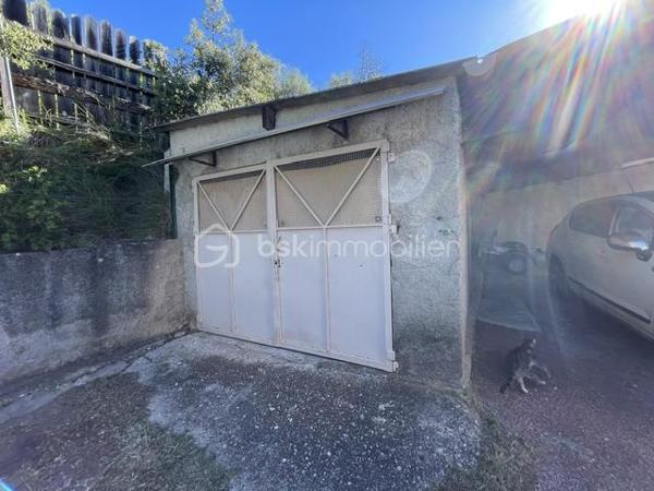 MANOSQUE-VILLA TYPE 3 AVEC IMMENSE GARAGE AMÉNAGEABLE, 1000m² DE TERRAIN ENVIRON
Idéalement située sur les hauteur de Manosque, cette villa est composée d'un appartement type 3 à l'étage avec véranda et superbe vue 
Au rez-de-chaussée, un immense garage aménageable et une pièce annexe
En plus un autre garage indépendant, un abris voiture et un poulailler
Le gros avantage est qu'il existe deux compteurs d’eau et d'électricité
L'appartement et munis d'une climatisation réversible et d'un poêles a granulé
Présence d'un puits fonctionnel sur la parcelle
Idéale pour deux famille, un attisant ou des investisseur
Bien rare à la vente, à visiter sans tarder