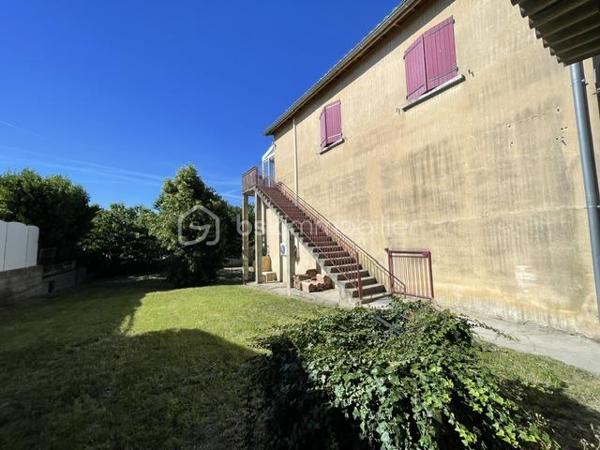 MANOSQUE-VILLA TYPE 3 AVEC IMMENSE GARAGE AMÉNAGEABLE, 1000m² DE TERRAIN ENVIRON
Idéalement située sur les hauteur de Manosque, cette villa est composée d'un appartement type 3 à l'étage avec véranda et superbe vue 
Au rez-de-chaussée, un immense garage aménageable et une pièce annexe
En plus un autre garage indépendant, un abris voiture et un poulailler
Le gros avantage est qu'il existe deux compteurs d’eau et d'électricité
L'appartement et munis d'une climatisation réversible et d'un poêles a granulé
Présence d'un puits fonctionnel sur la parcelle
Idéale pour deux famille, un attisant ou des investisseur
Bien rare à la vente, à visiter sans tarder