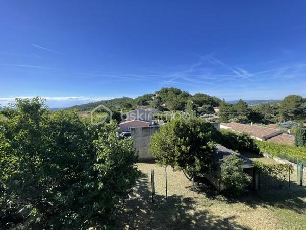 MANOSQUE-VILLA TYPE 3 AVEC IMMENSE GARAGE AMÉNAGEABLE, 1000m² DE TERRAIN ENVIRON
Idéalement située sur les hauteur de Manosque, cette villa est composée d'un appartement type 3 à l'étage avec véranda et superbe vue 
Au rez-de-chaussée, un immense garage aménageable et une pièce annexe
En plus un autre garage indépendant, un abris voiture et un poulailler
Le gros avantage est qu'il existe deux compteurs d’eau et d'électricité
L'appartement et munis d'une climatisation réversible et d'un poêles a granulé
Présence d'un puits fonctionnel sur la parcelle
Idéale pour deux famille, un attisant ou des investisseur
Bien rare à la vente, à visiter sans tarder