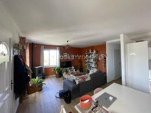 MANOSQUE-VILLA TYPE 3 AVEC IMMENSE GARAGE AMÉNAGEABLE, 1000m² DE TERRAIN ENVIRON
Idéalement située sur les hauteur de Manosque, cette villa est composée d'un appartement type 3 à l'étage avec véranda et superbe vue 
Au rez-de-chaussée, un immense garage aménageable et une pièce annexe
En plus un autre garage indépendant, un abris voiture et un poulailler
Le gros avantage est qu'il existe deux compteurs d’eau et d'électricité
L'appartement et munis d'une climatisation réversible et d'un poêles a granulé
Présence d'un puits fonctionnel sur la parcelle
Idéale pour deux famille, un attisant ou des investisseur
Bien rare à la vente, à visiter sans tarder