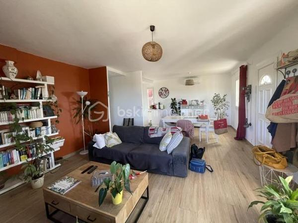 MANOSQUE-VILLA TYPE 3 AVEC IMMENSE GARAGE AMÉNAGEABLE, 1000m² DE TERRAIN ENVIRON
Idéalement située sur les hauteur de Manosque, cette villa est composée d'un appartement type 3 à l'étage avec véranda et superbe vue 
Au rez-de-chaussée, un immense garage aménageable et une pièce annexe
En plus un autre garage indépendant, un abris voiture et un poulailler
Le gros avantage est qu'il existe deux compteurs d’eau et d'électricité
L'appartement et munis d'une climatisation réversible et d'un poêles a granulé
Présence d'un puits fonctionnel sur la parcelle
Idéale pour deux famille, un attisant ou des investisseur
Bien rare à la vente, à visiter sans tarder