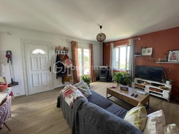 MANOSQUE-VILLA TYPE 3 AVEC IMMENSE GARAGE AMÉNAGEABLE, 1000m² DE TERRAIN ENVIRON
Idéalement située sur les hauteur de Manosque, cette villa est composée d'un appartement type 3 à l'étage avec véranda et superbe vue 
Au rez-de-chaussée, un immense garage aménageable et une pièce annexe
En plus un autre garage indépendant, un abris voiture et un poulailler
Le gros avantage est qu'il existe deux compteurs d’eau et d'électricité
L'appartement et munis d'une climatisation réversible et d'un poêles a granulé
Présence d'un puits fonctionnel sur la parcelle
Idéale pour deux famille, un attisant ou des investisseur
Bien rare à la vente, à visiter sans tarder