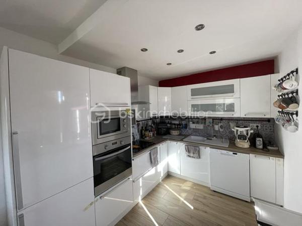 MANOSQUE-VILLA TYPE 3 AVEC IMMENSE GARAGE AMÉNAGEABLE, 1000m² DE TERRAIN ENVIRON
Idéalement située sur les hauteur de Manosque, cette villa est composée d'un appartement type 3 à l'étage avec véranda et superbe vue 
Au rez-de-chaussée, un immense garage aménageable et une pièce annexe
En plus un autre garage indépendant, un abris voiture et un poulailler
Le gros avantage est qu'il existe deux compteurs d’eau et d'électricité
L'appartement et munis d'une climatisation réversible et d'un poêles a granulé
Présence d'un puits fonctionnel sur la parcelle
Idéale pour deux famille, un attisant ou des investisseur
Bien rare à la vente, à visiter sans tarder