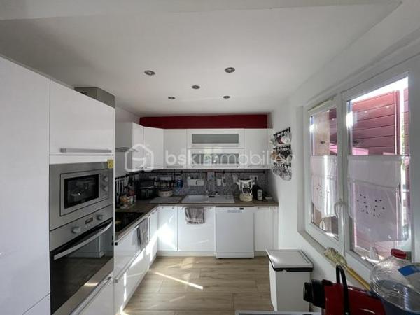 MANOSQUE-VILLA TYPE 3 AVEC IMMENSE GARAGE AMÉNAGEABLE, 1000m² DE TERRAIN ENVIRON
Idéalement située sur les hauteur de Manosque, cette villa est composée d'un appartement type 3 à l'étage avec véranda et superbe vue 
Au rez-de-chaussée, un immense garage aménageable et une pièce annexe
En plus un autre garage indépendant, un abris voiture et un poulailler
Le gros avantage est qu'il existe deux compteurs d’eau et d'électricité
L'appartement et munis d'une climatisation réversible et d'un poêles a granulé
Présence d'un puits fonctionnel sur la parcelle
Idéale pour deux famille, un attisant ou des investisseur
Bien rare à la vente, à visiter sans tarder