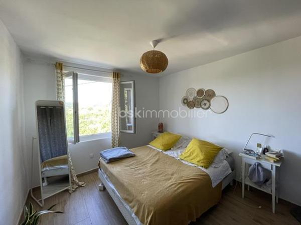 MANOSQUE-VILLA TYPE 3 AVEC IMMENSE GARAGE AMÉNAGEABLE, 1000m² DE TERRAIN ENVIRON
Idéalement située sur les hauteur de Manosque, cette villa est composée d'un appartement type 3 à l'étage avec véranda et superbe vue 
Au rez-de-chaussée, un immense garage aménageable et une pièce annexe
En plus un autre garage indépendant, un abris voiture et un poulailler
Le gros avantage est qu'il existe deux compteurs d’eau et d'électricité
L'appartement et munis d'une climatisation réversible et d'un poêles a granulé
Présence d'un puits fonctionnel sur la parcelle
Idéale pour deux famille, un attisant ou des investisseur
Bien rare à la vente, à visiter sans tarder