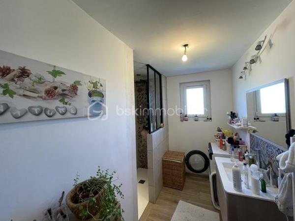 MANOSQUE-VILLA TYPE 3 AVEC IMMENSE GARAGE AMÉNAGEABLE, 1000m² DE TERRAIN ENVIRON
Idéalement située sur les hauteur de Manosque, cette villa est composée d'un appartement type 3 à l'étage avec véranda et superbe vue 
Au rez-de-chaussée, un immense garage aménageable et une pièce annexe
En plus un autre garage indépendant, un abris voiture et un poulailler
Le gros avantage est qu'il existe deux compteurs d’eau et d'électricité
L'appartement et munis d'une climatisation réversible et d'un poêles a granulé
Présence d'un puits fonctionnel sur la parcelle
Idéale pour deux famille, un attisant ou des investisseur
Bien rare à la vente, à visiter sans tarder