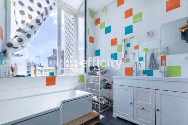 Maison
         8 pièces
        - 169 m² Exclusivité 619 000 € *