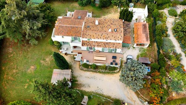 RESIDENCE SECURISEE PEY BLANC - MAISON - 220 M2 - TERRAIN 2 000 M2 - PISCINABLE - VUE SAINTE VICTOIRE  - 1 150 000