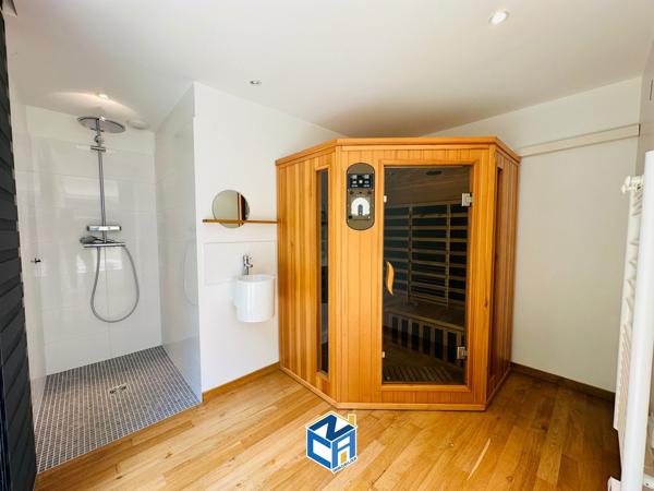 CHAUMIÈRE AVEC 6 CHAMBRES - 5 SALLES DE BAINS - PISCINE - GARAGE ET PARC ARBORÉ