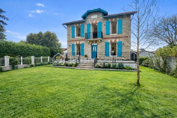 A Anglet, découvrez cette très belle bâtisse de 110 m2 avec 3 chambres,  édifiée sur une parcelle d’environ 500 m2, offrant de nombreuses possibilités selon votre projet.

La maison principale se compose, au rez-de-chaussée, d’une entrée, d’un dégagement, d’une belle pièce de vie lumineuse avec cuisine équipée, ainsi que d’un WC indépendant.
À l’étage, vous découvrirez trois chambres spacieuses, un dégagement, une salle de bains et un WC séparé.

Le bien comprend également deux appartements T2 d’environ 27 m² chacun, permettant de générer un excellent rendement locatif, ainsi qu’un atelier d’environ 18 m².
La maison dispose également d'un ascenseur.
Un bien rare sur le secteur, alliant confort de vie et potentiel d’investissement ou rendement locatif suivant votre projet . 
Je suis à votre entière disposition pour plus d'informations.