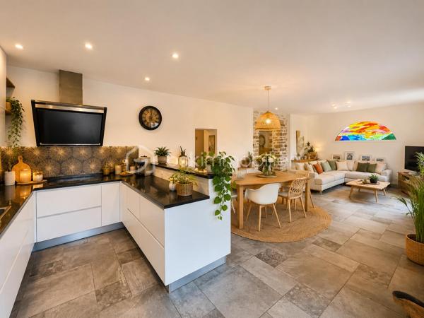 A Anglet, découvrez cette très belle bâtisse de 110 m2 avec 3 chambres,  édifiée sur une parcelle d’environ 500 m2, offrant de nombreuses possibilités selon votre projet.

La maison principale se compose, au rez-de-chaussée, d’une entrée, d’un dégagement, d’une belle pièce de vie lumineuse avec cuisine équipée, ainsi que d’un WC indépendant.
À l’étage, vous découvrirez trois chambres spacieuses, un dégagement, une salle de bains et un WC séparé.

Le bien comprend également deux appartements T2 d’environ 27 m² chacun, permettant de générer un excellent rendement locatif, ainsi qu’un atelier d’environ 18 m².
La maison dispose également d'un ascenseur.
Un bien rare sur le secteur, alliant confort de vie et potentiel d’investissement ou rendement locatif suivant votre projet . 
Je suis à votre entière disposition pour plus d'informations.