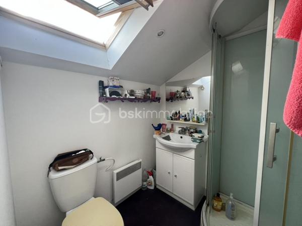 A Anglet, découvrez cette très belle bâtisse de 110 m2 avec 3 chambres,  édifiée sur une parcelle d’environ 500 m2, offrant de nombreuses possibilités selon votre projet.

La maison principale se compose, au rez-de-chaussée, d’une entrée, d’un dégagement, d’une belle pièce de vie lumineuse avec cuisine équipée, ainsi que d’un WC indépendant.
À l’étage, vous découvrirez trois chambres spacieuses, un dégagement, une salle de bains et un WC séparé.

Le bien comprend également deux appartements T2 d’environ 27 m² chacun, permettant de générer un excellent rendement locatif, ainsi qu’un atelier d’environ 18 m².
La maison dispose également d'un ascenseur.
Un bien rare sur le secteur, alliant confort de vie et potentiel d’investissement ou rendement locatif suivant votre projet . 
Je suis à votre entière disposition pour plus d'informations.