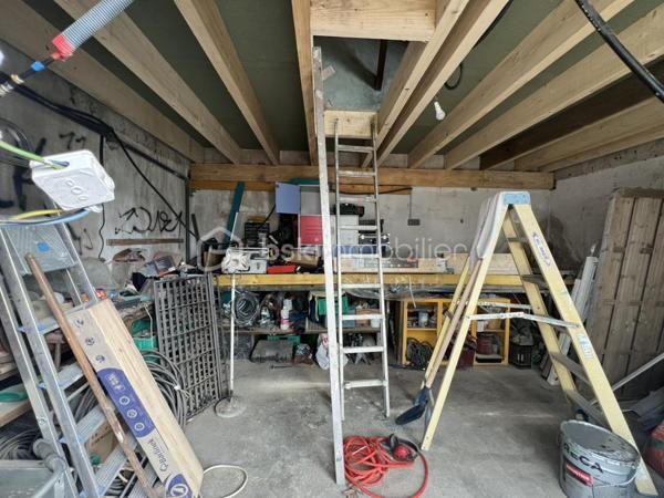A Anglet, découvrez cette très belle bâtisse de 110 m2 avec 3 chambres,  édifiée sur une parcelle d’environ 500 m2, offrant de nombreuses possibilités selon votre projet.

La maison principale se compose, au rez-de-chaussée, d’une entrée, d’un dégagement, d’une belle pièce de vie lumineuse avec cuisine équipée, ainsi que d’un WC indépendant.
À l’étage, vous découvrirez trois chambres spacieuses, un dégagement, une salle de bains et un WC séparé.

Le bien comprend également deux appartements T2 d’environ 27 m² chacun, permettant de générer un excellent rendement locatif, ainsi qu’un atelier d’environ 18 m².
La maison dispose également d'un ascenseur.
Un bien rare sur le secteur, alliant confort de vie et potentiel d’investissement ou rendement locatif suivant votre projet . 
Je suis à votre entière disposition pour plus d'informations.
