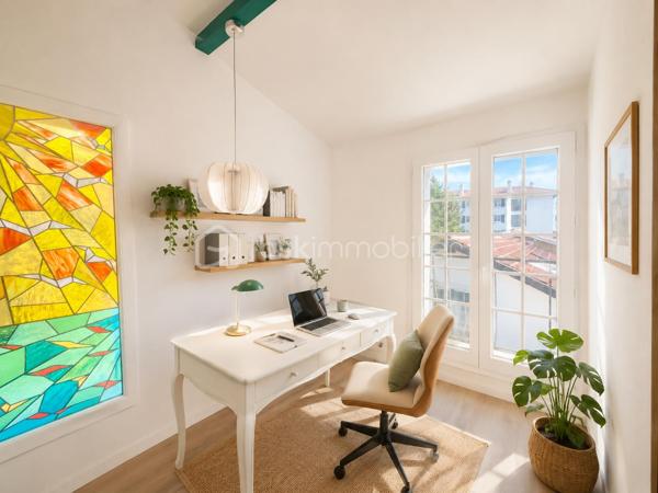 A Anglet, découvrez cette très belle bâtisse de 110 m2 avec 3 chambres,  édifiée sur une parcelle d’environ 500 m2, offrant de nombreuses possibilités selon votre projet.

La maison principale se compose, au rez-de-chaussée, d’une entrée, d’un dégagement, d’une belle pièce de vie lumineuse avec cuisine équipée, ainsi que d’un WC indépendant.
À l’étage, vous découvrirez trois chambres spacieuses, un dégagement, une salle de bains et un WC séparé.

Le bien comprend également deux appartements T2 d’environ 27 m² chacun, permettant de générer un excellent rendement locatif, ainsi qu’un atelier d’environ 18 m².
La maison dispose également d'un ascenseur.
Un bien rare sur le secteur, alliant confort de vie et potentiel d’investissement ou rendement locatif suivant votre projet . 
Je suis à votre entière disposition pour plus d'informations.
