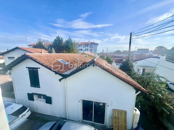 A Anglet, découvrez cette très belle bâtisse de 110 m2 avec 3 chambres,  édifiée sur une parcelle d’environ 500 m2, offrant de nombreuses possibilités selon votre projet.

La maison principale se compose, au rez-de-chaussée, d’une entrée, d’un dégagement, d’une belle pièce de vie lumineuse avec cuisine équipée, ainsi que d’un WC indépendant.
À l’étage, vous découvrirez trois chambres spacieuses, un dégagement, une salle de bains et un WC séparé.

Le bien comprend également deux appartements T2 d’environ 27 m² chacun, permettant de générer un excellent rendement locatif, ainsi qu’un atelier d’environ 18 m².
La maison dispose également d'un ascenseur.
Un bien rare sur le secteur, alliant confort de vie et potentiel d’investissement ou rendement locatif suivant votre projet . 
Je suis à votre entière disposition pour plus d'informations.