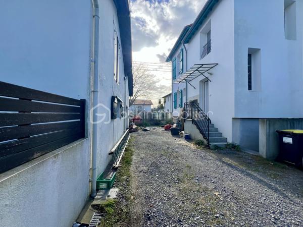 A Anglet, découvrez cette très belle bâtisse de 110 m2 avec 3 chambres,  édifiée sur une parcelle d’environ 500 m2, offrant de nombreuses possibilités selon votre projet.

La maison principale se compose, au rez-de-chaussée, d’une entrée, d’un dégagement, d’une belle pièce de vie lumineuse avec cuisine équipée, ainsi que d’un WC indépendant.
À l’étage, vous découvrirez trois chambres spacieuses, un dégagement, une salle de bains et un WC séparé.

Le bien comprend également deux appartements T2 d’environ 27 m² chacun, permettant de générer un excellent rendement locatif, ainsi qu’un atelier d’environ 18 m².
La maison dispose également d'un ascenseur.
Un bien rare sur le secteur, alliant confort de vie et potentiel d’investissement ou rendement locatif suivant votre projet . 
Je suis à votre entière disposition pour plus d'informations.