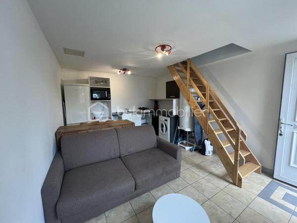 A Anglet, découvrez cette très belle bâtisse de 110 m2 avec 3 chambres,  édifiée sur une parcelle d’environ 500 m2, offrant de nombreuses possibilités selon votre projet.

La maison principale se compose, au rez-de-chaussée, d’une entrée, d’un dégagement, d’une belle pièce de vie lumineuse avec cuisine équipée, ainsi que d’un WC indépendant.
À l’étage, vous découvrirez trois chambres spacieuses, un dégagement, une salle de bains et un WC séparé.

Le bien comprend également deux appartements T2 d’environ 27 m² chacun, permettant de générer un excellent rendement locatif, ainsi qu’un atelier d’environ 18 m².
La maison dispose également d'un ascenseur.
Un bien rare sur le secteur, alliant confort de vie et potentiel d’investissement ou rendement locatif suivant votre projet . 
Je suis à votre entière disposition pour plus d'informations.