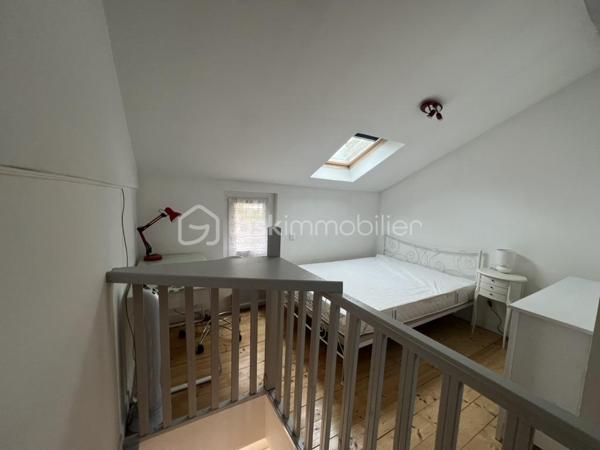 A Anglet, découvrez cette très belle bâtisse de 110 m2 avec 3 chambres,  édifiée sur une parcelle d’environ 500 m2, offrant de nombreuses possibilités selon votre projet.

La maison principale se compose, au rez-de-chaussée, d’une entrée, d’un dégagement, d’une belle pièce de vie lumineuse avec cuisine équipée, ainsi que d’un WC indépendant.
À l’étage, vous découvrirez trois chambres spacieuses, un dégagement, une salle de bains et un WC séparé.

Le bien comprend également deux appartements T2 d’environ 27 m² chacun, permettant de générer un excellent rendement locatif, ainsi qu’un atelier d’environ 18 m².
La maison dispose également d'un ascenseur.
Un bien rare sur le secteur, alliant confort de vie et potentiel d’investissement ou rendement locatif suivant votre projet . 
Je suis à votre entière disposition pour plus d'informations.