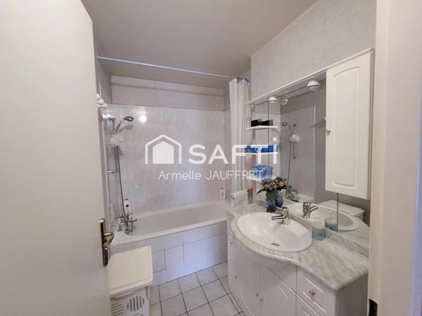 Maison Kaufmann & Broad proximité gare et écoles.