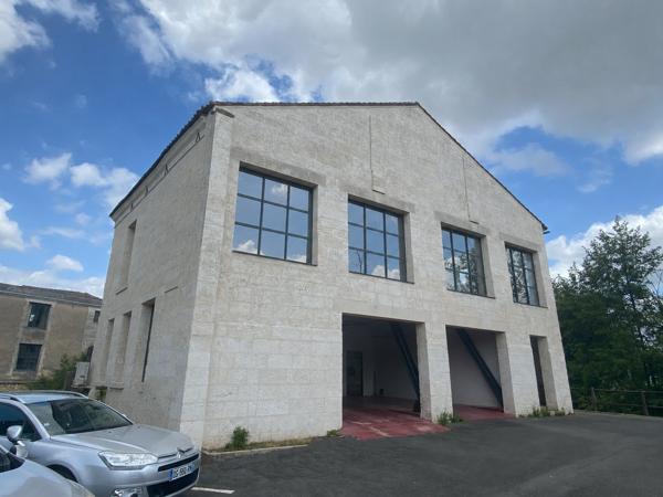 AUX PORTES D'ANGOULEME Superbes bureaux avec parking dans un immeuble en pierre