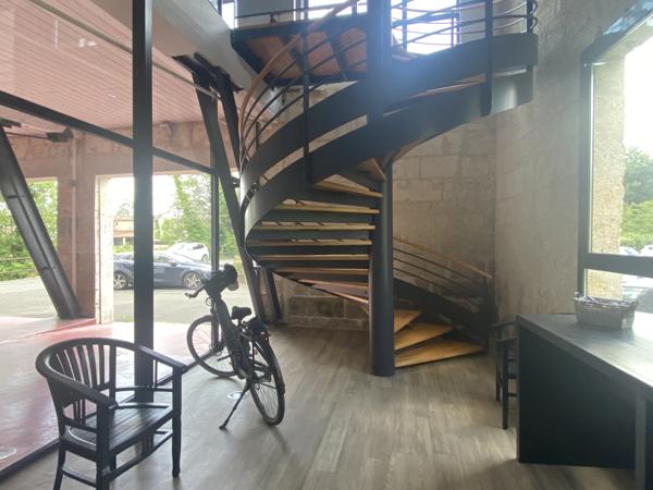 AUX PORTES D'ANGOULEME Superbes bureaux avec parking dans un immeuble en pierre